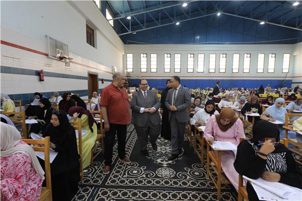 الدكتور يحيى زكريا أثناء تفقد اللجان