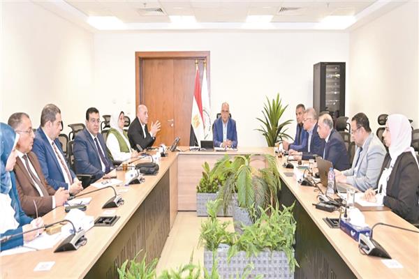 وزير الرى خلال متابعة موقف تنفيذ المشروع القومى لتأهيل المنشآت المائية