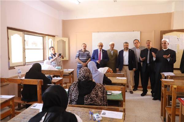 محافظ شمال سيناء يتفقد لجان امتحانات الثانوية الأزهرية للفتيات بالعريش 