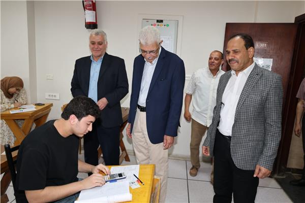 رئيس جامعة المنوفية يتفقد لجان امتحانات
