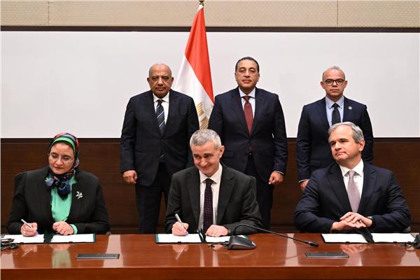 رئيس الوزراء يشهد توقيع اتفاقيتي الاستثمار والتشغيل وشراء الطاقة لمحطة طاقة رياح جبل الزيت