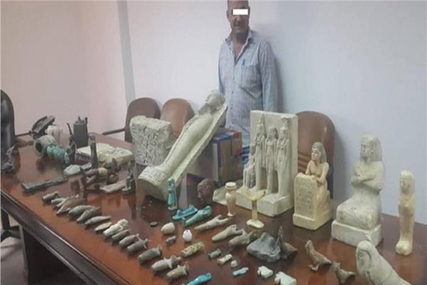 أحد المتهمين والمضبوطات
