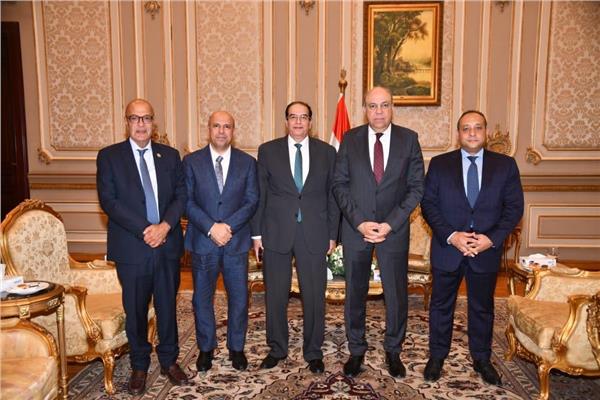 جانب من اجتماع  وزير الطيران المدني