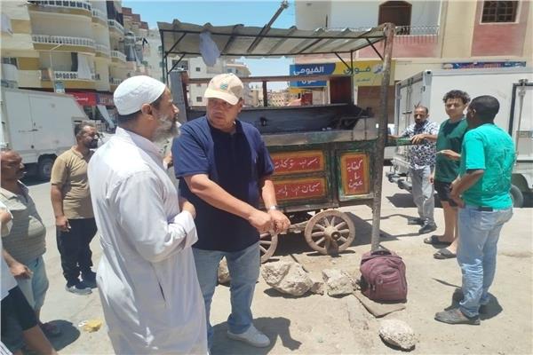 حي شمال الغردقة يزيل إشغالات ومخالفات بشارع الشهر العقاري