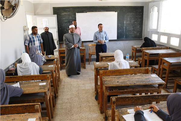 محافظ أسوان يتفقد لجان إمتحانات الشهادة الثانوية الأزهرية