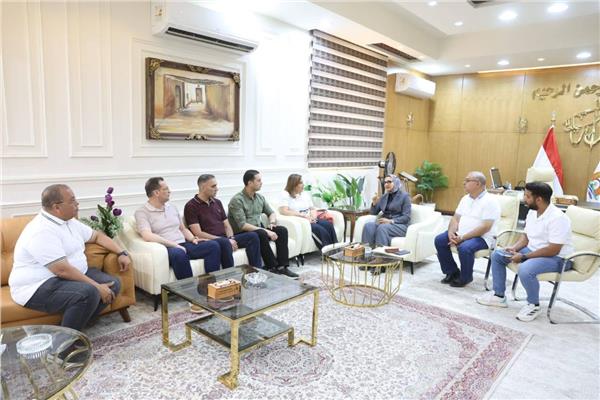  محافظ الوادي الجديد تلتقي وفد شركة طيران الخدمات البترولية