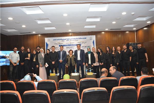 فريق عمل منصة الحكاية ولجنة المناقشة