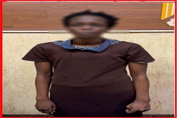 شجاعة عامل ملابس تنقذ سيدة من السقوط 