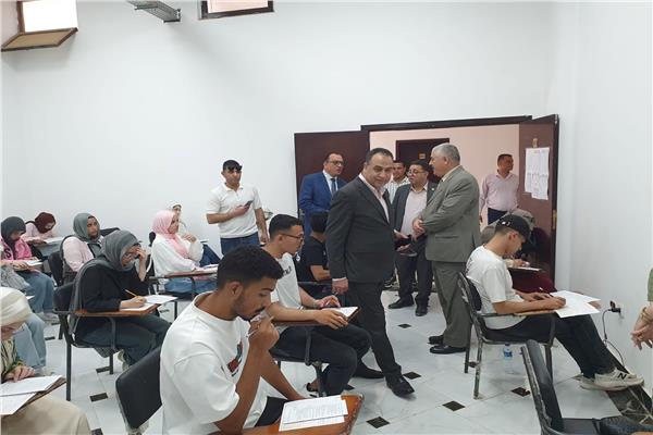 رئيس جامعة العريش يتفقد سير أعمال الامتحانات بكليتي الآداب والتجارة 