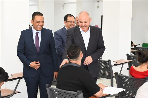 رئيس جامعة قناة السويس يتابع 