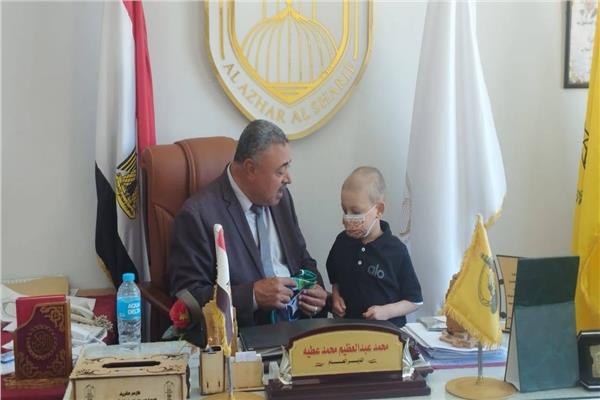 منطقة سيناء الأزهرية تكرّم تلميذ أحد أبطال تحدي مرض السرطان