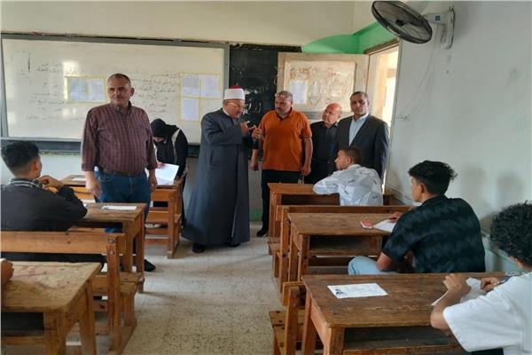 رئيس منطقة الإسماعيلية الأزهرية يتفقد امتحانات الثانوية بلجنة أبوخروع
