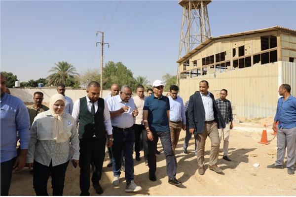 محافظ المنيا يتفقد الأعمال الإنشائية