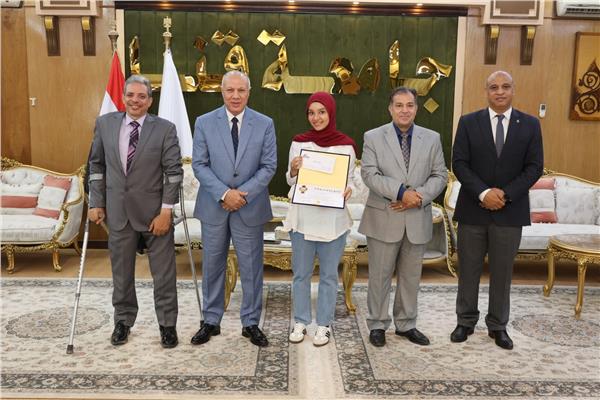 طالبتان بكلية العلوم بقنا