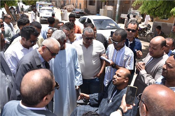 محافظ الأقصر خلال الجولة