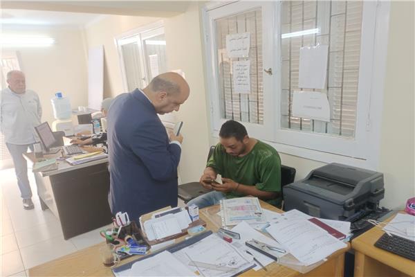 وزير العمل يفاجئ مكاتب القليوبية ويتابع مستوى الخدمات والتشغيل