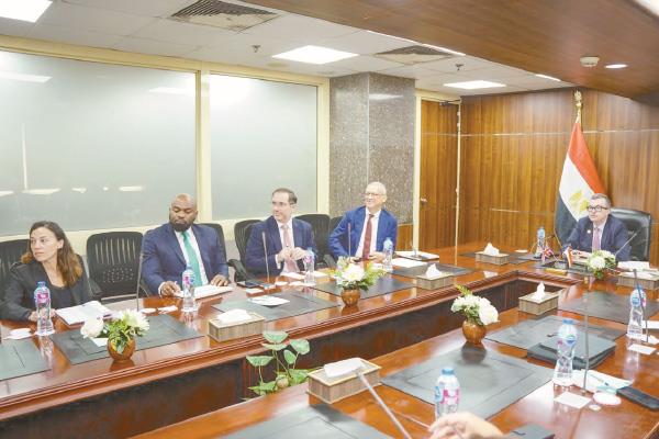  د. أحمد رستم خلال استقباله  الرئيس التنفيذى لمؤسسة الاستثمار البريطانية