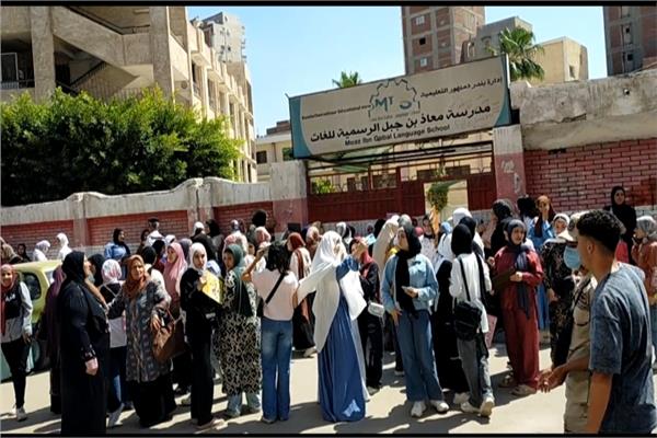 طلاب وطالبات الشهادة الإعدادية بالبحيرة يختتمون الإمتحانات