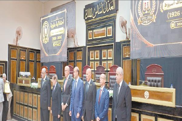 جانب من الاحتفالية.. وفى الإطار صورة مبنى المحكمة التاريخى