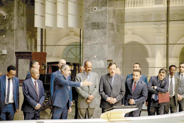 المهندس خالد عباس يشرح مخطط العاصمة الجديدة للرئيس الإريترى