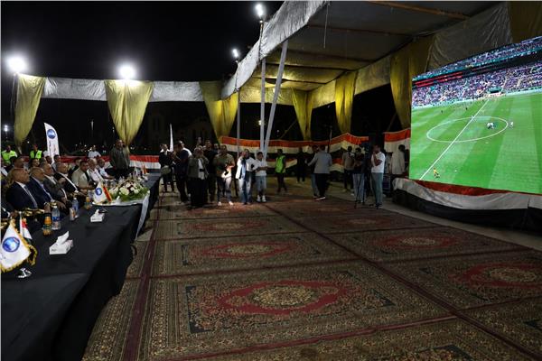 محافظ القاهرة يشارك أهالى حي الأسمرات متابعة فعاليات افتتاح بطولة كأس العالم