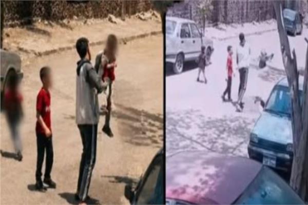 صورة من الفيديو تظهر أحد الأشخاص أثناء التعدي على طفل