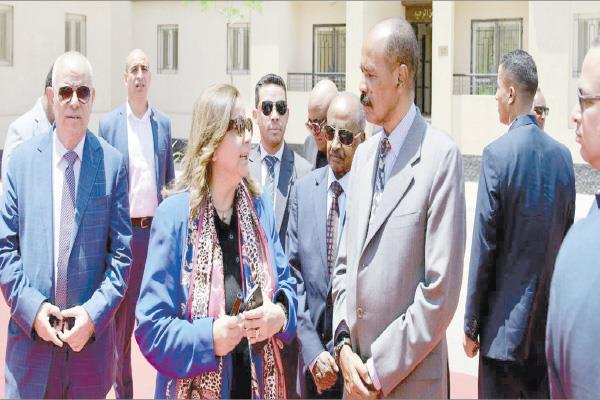الرئيس الإريترى يستمع لشرح من الرئيس التنفيذى لصندوق الإسكان الاجتماعى