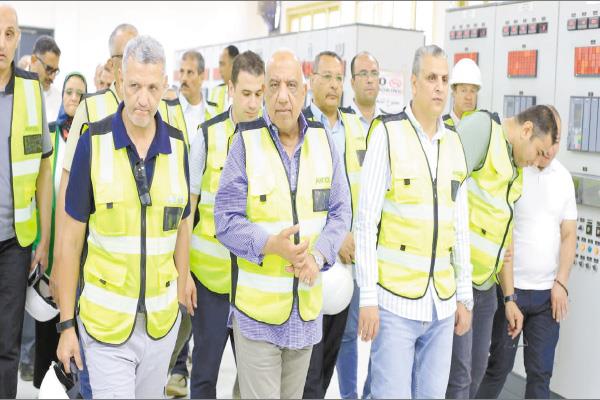 د. محمود عصمت يتابع مشروعات الطاقة النظيفة