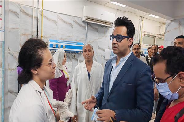   الدكتور عمرو دويدار اثناء زيارته للمريضة