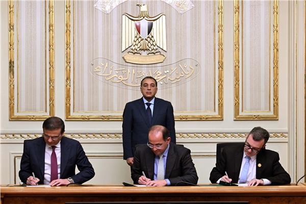 رئيس الوزراء يشهد مراسم توقيع اتفاقيتين إطاريتين لإنهاء تشابكات مالية