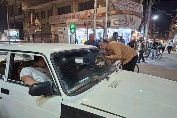 رئيس مباحث المرور يقود حملة لضبط مخالفي الأجرة في أسيوط