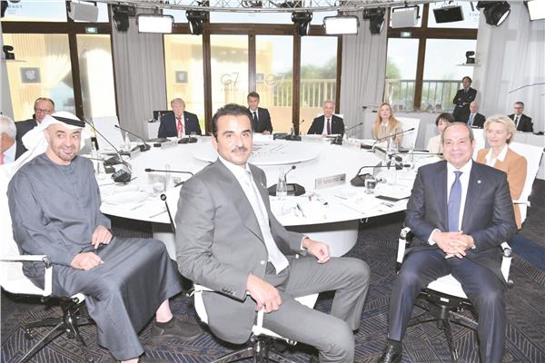الرئيس السيسى وأمير قطر ورئيس الإمارات خلال جلسة «الخروج من الأزمات وضمان الاستقرار فى الشرق الأوسط»