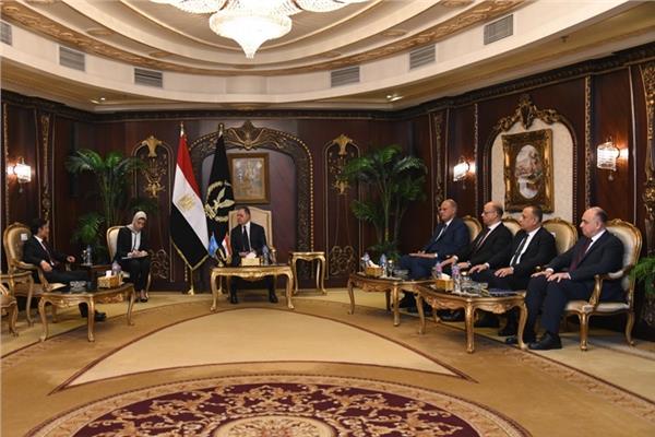 وزير الداخلية يبحث مع المستشار الشرطي