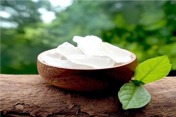 من التراث إلى مستحضرات التجميل.. فوائد حجر الشبة 