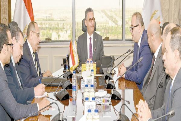 وزير التموين خلال اجتماعه مع ممثلى شركة تمويلى للخدمات المالية