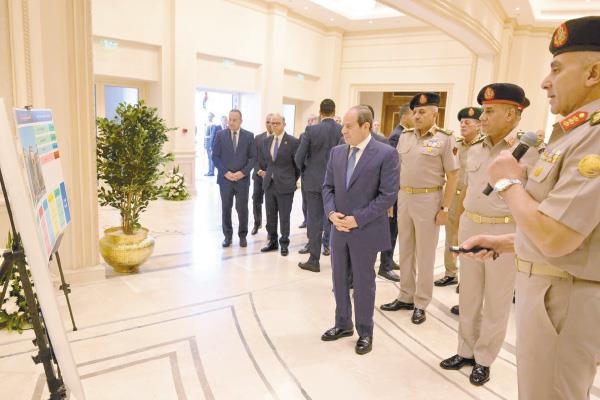 الرئيس عبدالفتاح السيسى والفريق أشرف سالم زاهر خلال افتتاح قاعة «الصفوة»