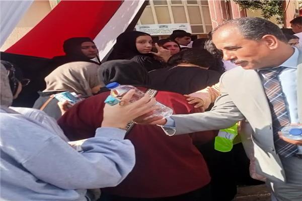 مدير إدارة العبور التعليمية يوزع مياه وعصائر علي طلبة الثانوية العامة أمام اللجان