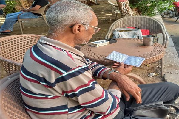 أحد أولياء الأمور من أمام إحدى لجان الثانوية العامة يقرأ القرآن الكريم