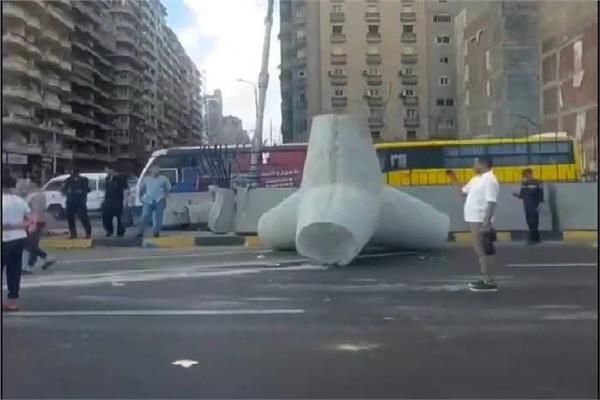 سقوط كتلة خرسانية ضخمة بطريق كورنيش الإسكندرية