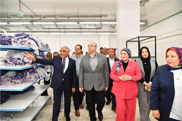 محافظ الفيوم يتفقد مصنع الغزل والنسيج بالعزب 