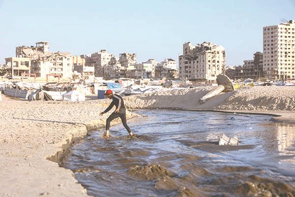 مياه الصرف الصحى تغرق مخيمات غزة بفعل تدمير البنية التحتية