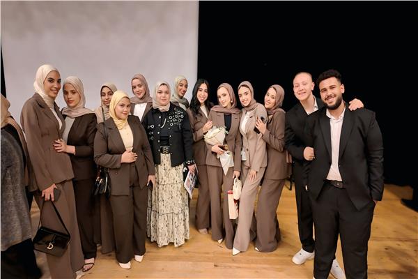 طلاب قسم الإعلام بكلية التربية النوعية في جامعة عين شمس 