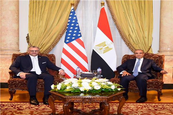 وزير الخارجية خلال لقاء كبير مستشاري الرئيس الأمريكي للشئون العربية والأفريقية