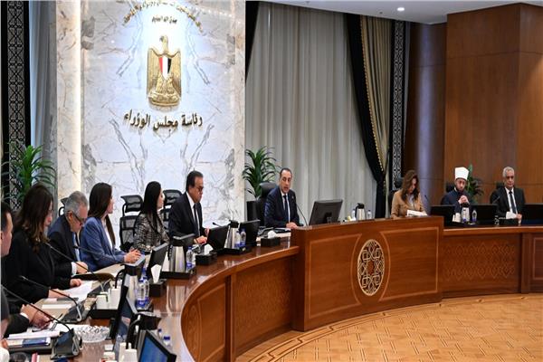 رئيس الوزراء خلال الاجتماع