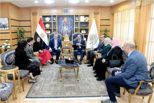رئيس جامعة المنصورة و وفد جامعة مانشستر بالمملكة المتحدة 
