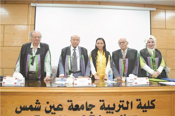 الباحثة رانيا راضى ولجنة المناقشة