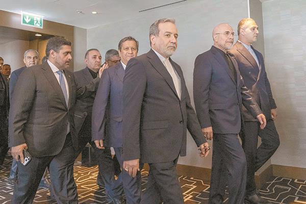 وزير الخارجية الإيرانى ورئيس البرلمان خلال مشاركتهما فى مفاوضات سويسرا