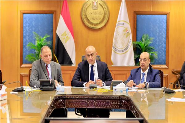أمهات مصر" تطالب التعليم  بالسماح للطلاب باصطحاب "المراوح"
