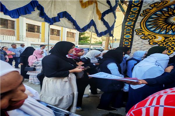 حالة ارتياح بين طلاب الثانوية العامة بعد سهولة امتحان اللغة الثانية 