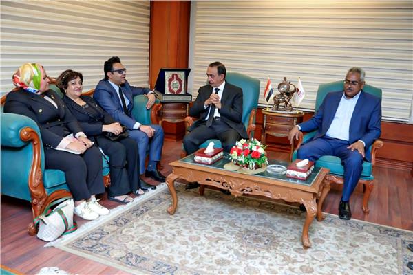 محافظ سوهاج يستقبل وفد وزارة الصحة لبدء تقييم المنشآت الطبية  